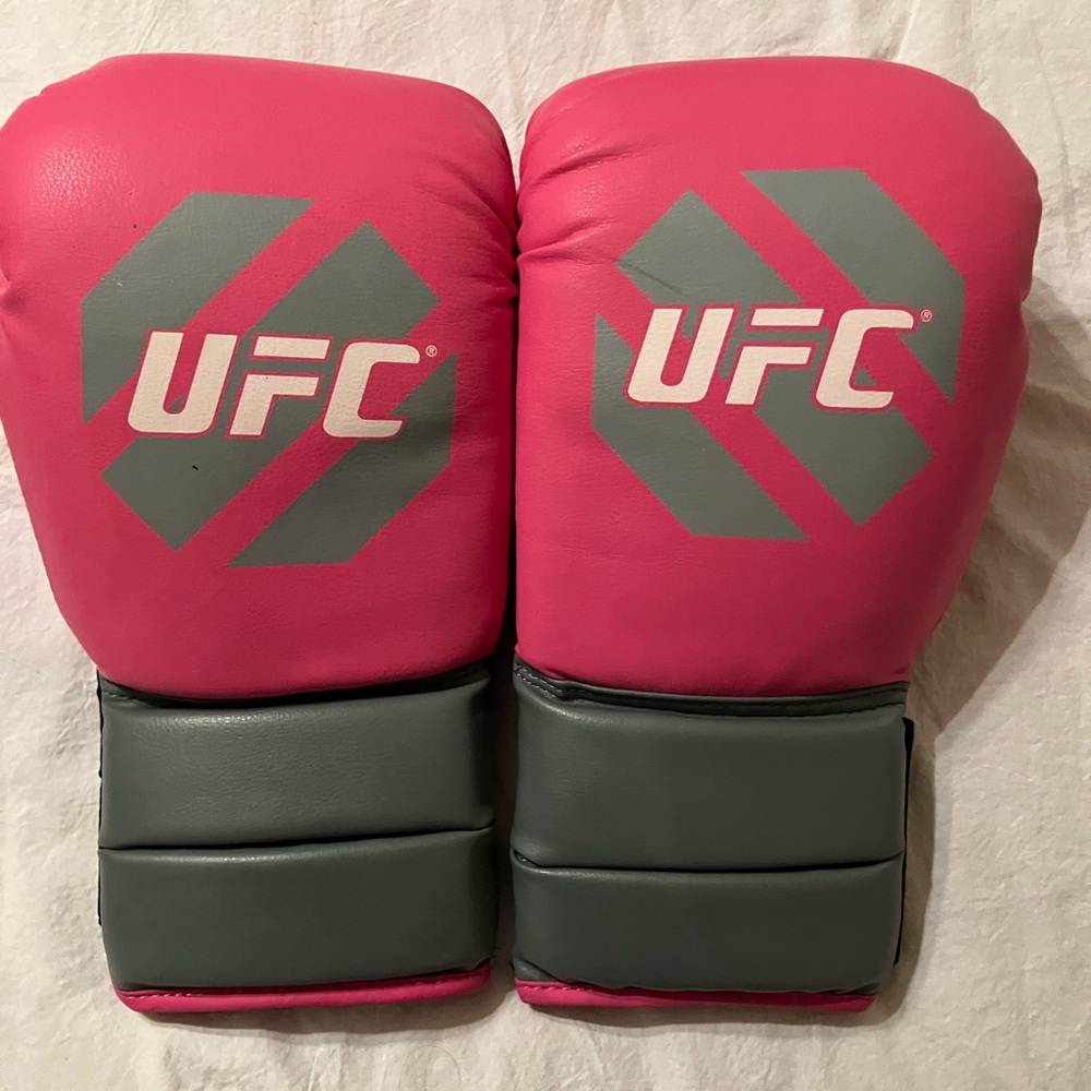UFC Women's Pink MMA cardio gloves - Picture 3 of 12